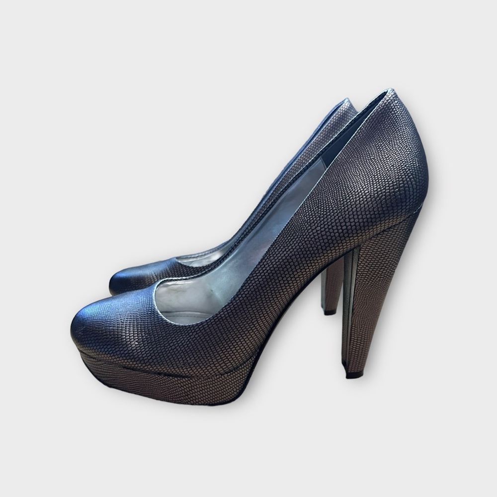 Calvin Klein Women’s Gunmetal Silver Size 7 Pumps - Gently used - 4.5" heel 👠 - Picture 2 of 8